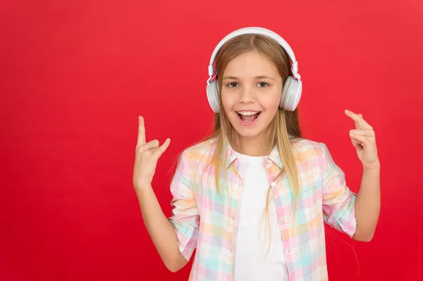 Słuchać muzyki. Uroda i moda. małe dziecko słuchać ebook, edukacja. Dzieciństwa szczęścia. Odtwarzacz MP3. dzieci dzień. Technologia audio. mała dziewczynka dziecko w słuchawkach. Kocham muzykę — Zdjęcie stockowe