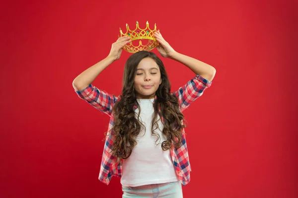 Felicidad infantil. niña pequeña con el pelo perfecto. Moda de niño pequeño. Niña feliz. Belleza y moda. Día internacional de los niños. Lograr el éxito como diseñador. Soy una reina. — Foto de Stock