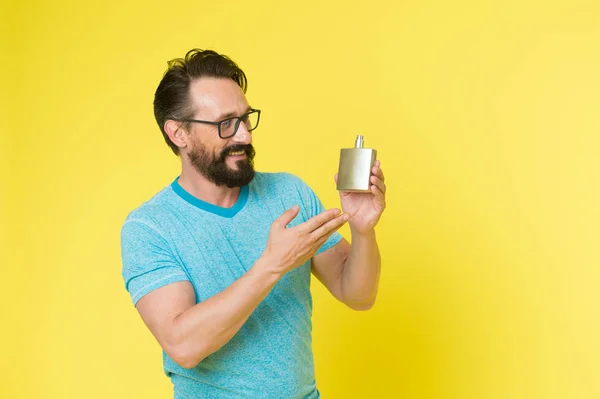 ¿Cómo elegir el perfume para los hombres según la ocasión. Asegúrese de oler fresco durante todo el día. Usar perfume mejora el estado de ánimo. Increíbles beneficios de usar perfumes. Hombre barbudo guapo bodega botella perfume — Foto de Stock