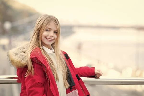 Chica con pelo largo rubio sonrisa al aire libre — Foto de Stock