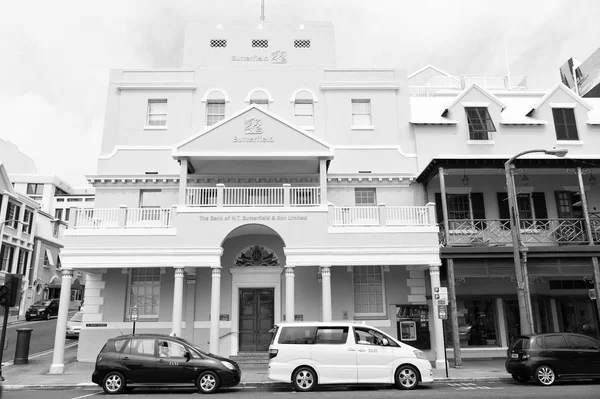 Hamilton, Bermuda - March, 20, 2016: urban bank building. Cars parked at urban city houses on street road. Urban cityscape. Travelling and wanderlust — Stock Photo, Image