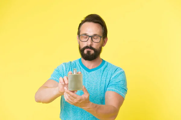 ¿Cómo elegir el perfume para los hombres según la ocasión. Asegúrese de oler fresco durante todo el día. Increíbles beneficios de usar perfumes. Hombre barbudo guapo bodega botella perfume. Usar perfume está mejorando el estado de ánimo —  Fotos de Stock