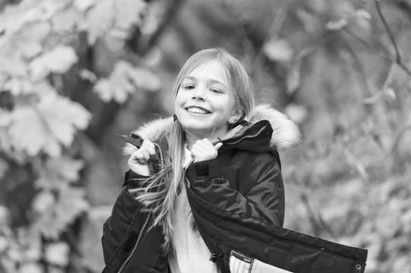 Menina feliz no parque de outono. Menina se divertir no ar livre fresco. Adorável e fofo. Um rosto bonito pode não fazer você feliz, mas um coração amoroso vai — Fotografia de Stock