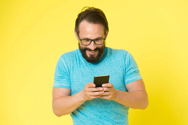 Manligt mode. brutal kaukasisk hipster med mustasch. Gammal hipster med skägg. Ansiktsvård. Skäggig man. Pratande kommunikation. online bloggning. Riktigt bra info. Kontroll av nummer — Stockfoto