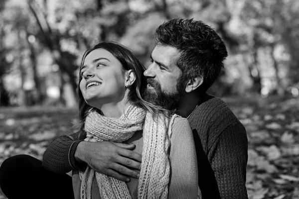 Homem e mulher com rostos felizes no fundo da natureza — Fotografia de Stock