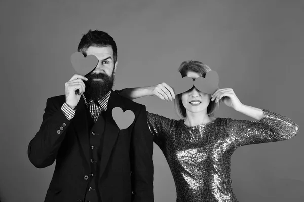 Boyfriend and girlfriend have date. Couple in love holds hearts — Stock Photo, Image