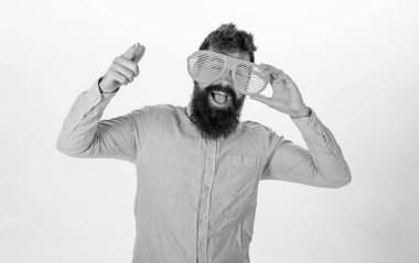 İçine bakmak dev çizgili güneş gözlüğü hippi. Sakal ve bıyık mutlu yüz giyer komik gözlük, beyaz arka plan üzerinde olan adam. Optik ve gözlük kavramı. Neşeli ruh hali içinde sakallı adam