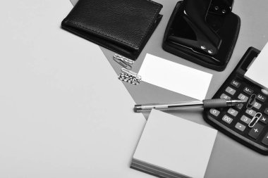 İş ve iş kavramı: deri cüzdan ve office araçları