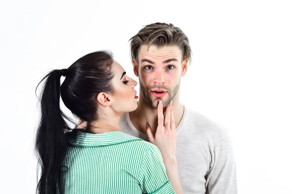 Pareja romántica en el amor abrazo. Hombre guapo sin afeitar y chica guapa enamorada. Hombre y mujer pareja en amor abrazo o abrazo sobre fondo blanco. Día de San Valentín y amor. Concepto de sentimientos románticos — Foto de Stock