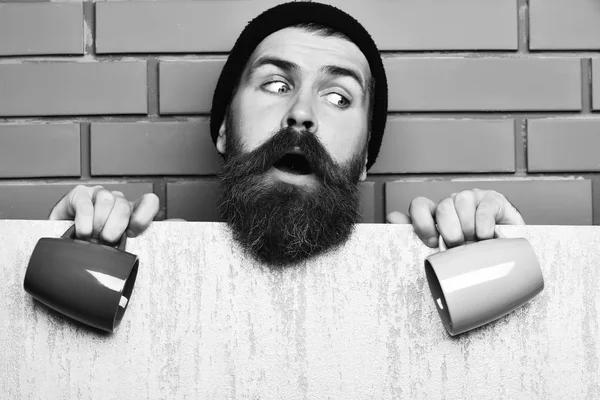 Kâğıt çarşaf ve fincanlarla vahşi beyaz hippi sakallı.