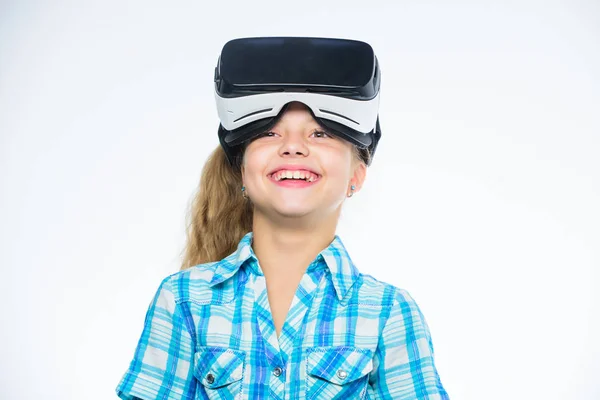 Lány aranyos gyerek fej szerelt kijelző fehér háttér. Virtuális valóság fogalmát. Virtuális oktatás, iskolai tanuló részére. Boldog gyerek használja a modern technológia, virtuális valóság. Kap a virtuális élmény — Stock Fotó