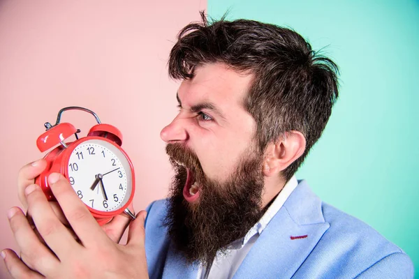 時間管理のスキル。期限までどのくらいの時間。作業する時間。男は髭積極的なビジネスマン ホールド時計です。ストレスの概念。流行に敏感な緊張に満ちた作業スケジュール。ビジネスマンは時間の不足 — ストック写真