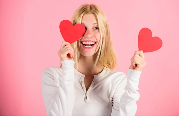 Fille tenir coeur symbole amour et romantique fond rose. Une femme célèbre l'amour. Fille joyeuse tomber amoureux. L'amour dans sa tête. La Saint-Valentin est traditionnellement considérée comme plus significative pour les femmes — Photo