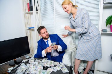 Banka hesabı oluşturun. Kredi kredi ve para kavramı. Para banka müşteri ile iş adamı. Ofis Yöneticisi banka kartı tutun. Adam iş sahibi office tomar para otur. Banka Yardımcısı teklif plastik kart