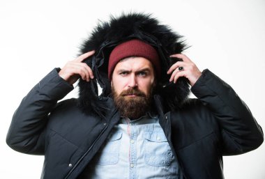 Kış şık erkek giyim. Adam stand sıcak ceket parka beyaz arka plan üzerinde izole sakallı. Kış kıyafeti. Hipster kış moda. Adam kukuleta ile siyah kış ceket giymek. Hava değişiklikleri için hazırlanan