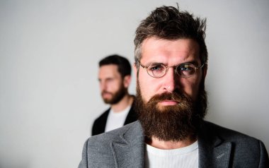 Adam yakışıklı hipster giyim gözlük sakallı. Göz sağlığı ve görme. Optik ve vizyon kavramı. Akıllı görünüm için gözlük aksesuar. Akıllı göz atmak. Hipster stil ve moda. Hipster gözlük