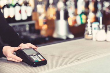 Elektronik finans ve alışveriş. Kasiyerin elini tutan inanç oyun kağıdı okuyucu