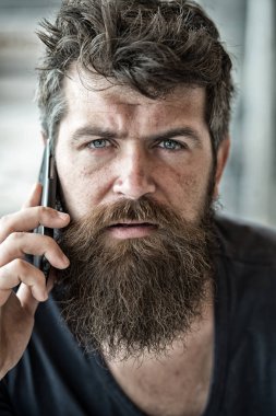 Sakallı hippi smartphone telefon iletişim. Mobil iletişim. İletişim kavramı. Sakal ve bıyık cep telefonu defocused konuşma geçmişi olan adam. Sakallı adam tutun cep telefonu