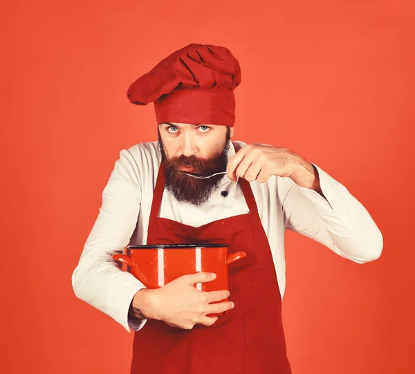 Koken met attente gezicht Bourgondië uniforme smaakt soep — Stockfoto