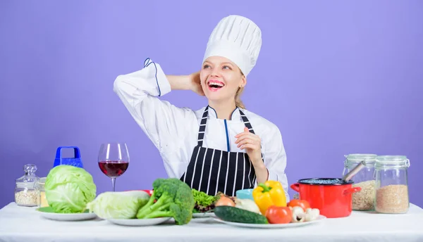 Gourmet huvudrätt recept. Flicka i hatt och förkläde. Läckra recept koncept. Matlagning hälsosam mat. Färska grönsaker ingredienser för matlagning måltid. Låter start matlagning. Kvinna kock Matlagning hälsosam mat — Stockfoto