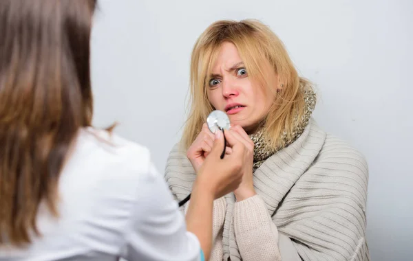 Recognize symptoms of cold. Home visiting doctor service. Medical examination. Doctor and patient concept. Adult fever symptoms. Treatment and when to call doctor. Doctor woman examine sick person — Stock Photo, Image
