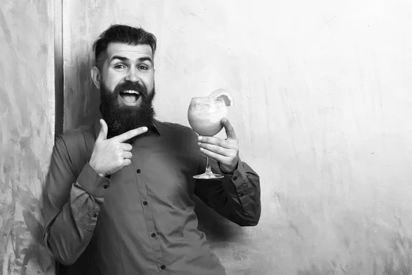 Brutal caucásico hipster celebración tropical alcohólico fresco cóctel — Foto de Stock