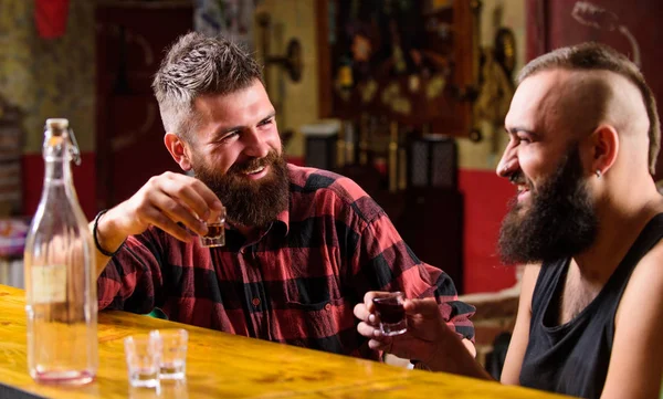 Bokovky brutální vousatý muž tráví volný čas s přítelem v baru. Muži odpočívat v baru. Silných alkoholických nápojů. Pátek relaxace v barech. Přátelé relaxační v baru nebo hospodě. Soulmates opilý konverzace — Stock fotografie