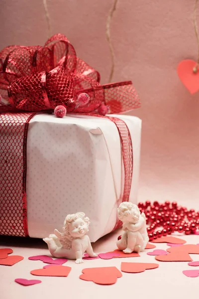 Liebes- und Urlaubskonzept: Geschenkverpackung und Herzchen — Stockfoto