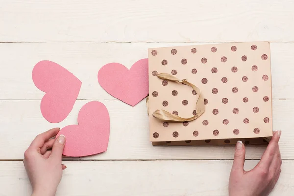 Saco de papel com Valentines em fundo vintage — Fotografia de Stock