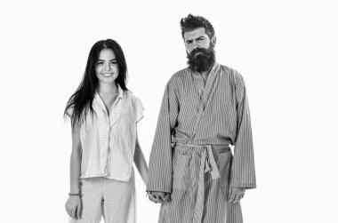Pijama, aşık çift bornoz. Çift, gülümseyen yüzler uyku giysileri üzerinde aile sabah Uykulu görünüyor. Çift birlikte, beyaz arka plan üzerinde izole elele tutuşun. Uyan ve sabah kavramı