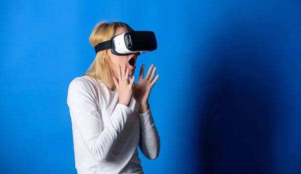 3D-s technológia, virtuális valóság, szórakozás, virtuális térben, és az emberek koncepció. Magabiztos fiatal nő beállítása a virtuális-valóság sisak, és mosolygott. Nő segítségével virtuális-valóság sisak. — Stock Fotó