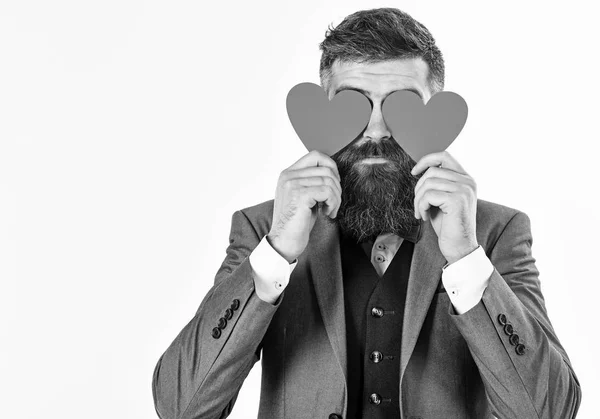 Des cartes de Saint Valentin. Hipster à longue barbe tient des coeurs rouges, cartes de Saint-Valentin — Photo