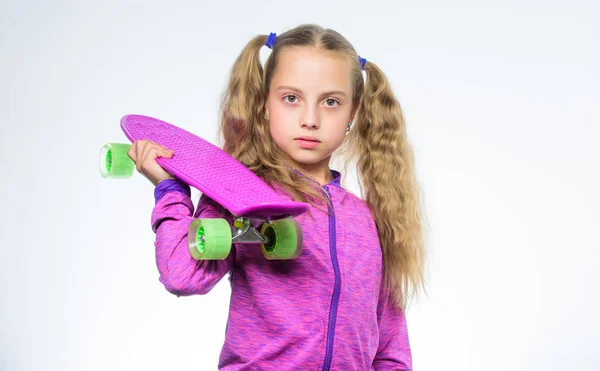 スケート後リラックスした小さな女の子。紫のスケート ボードの少女の肖像画。白で隔離ペニー ボードで流行に敏感な子。スポーツ活動。スケート ボードを楽しんでいます。私はペニーのボードを持っています。 — ストック写真