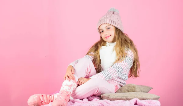 Accessoires chauds qui vous garderont confortable cet hiver. Enfant fille porter bonnet chaud tricoté relaxant fond rose. Mode d'hiver vêtements chauds concept. Enfant cheveux longs chapeau de laine chaud profiter chaud — Photo