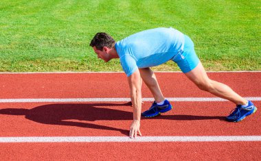 Alttan yukarıya ittirmek hız kavramı. Adam atlet runner itmek konum stadyum yolu güneşli gün başlamak uzakta. Hareket halinde sadece yarışın başlamasından sonra yakalanan koşucu. Runner sprint yarışı Stadyumu'nda. Yayınlanmaya başlaması nasıl