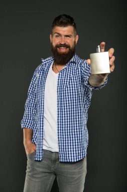 Acımasız adam için erkeksi koku. Erkeklik kavramı. Parfüm erkek parfüm. Parfüm kokusu alıyorum. Sakallı yakışıklı tutun şişe parfüm dostum. Acımasız hipster için koku. Moda ve güzellik bakımı