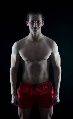 Sağlıklı ve güçlü. Kendinizi geliştirmek. Maço yakışıklı kaslı vücut'la. Çekici adam kas göğüs. Kaslı vücut geliştirmeci kavramı. Mükemmel şekli gurur duyuyorum. Kas atlet stand güvenle dostum