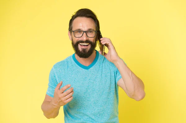 Brutala kaukasiska hipster med mustasch. glada samtal. Verksamhet. Skäggig man tala på telefon. moderna liv med digital teknik. Mogen hipster med skägg. Självsäker och stilig Brutal man — Stockfoto