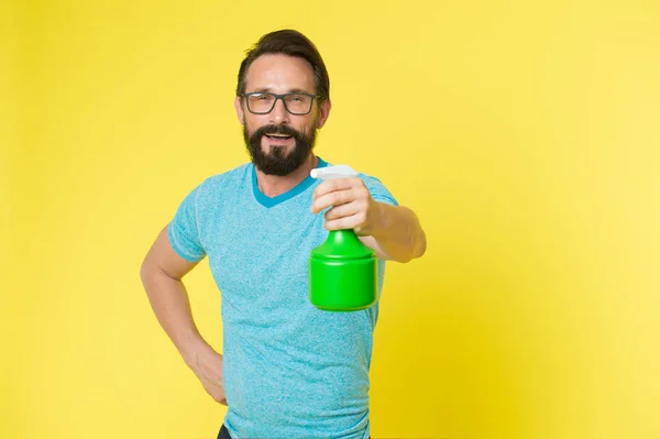 Hipster maduro con barba. Servicio doméstico. hombre soltero con botella de spray. Hombre barbudo. Moda masculina. brutal hipster caucásico con bigote. Cuidado facial. mejor servicio limpio — Foto de Stock