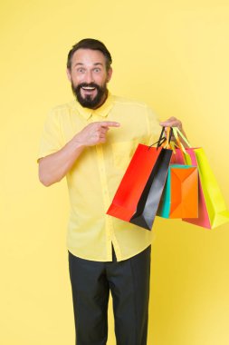 Gelmiş geçmiş en iyi kıyafet. Bıyıklı, vahşi, beyaz bir hippi. Alışveriş torbalı sakallı adam. İyi tatiller. Alışveriş merkezinde büyük indirim var. Alışveriş. Sakallı, olgun bir hippi. Başarılı alışveriş