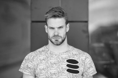 Metroseksüel kavramı. Adam tarzı ve görünümü hakkında çekici bakım sakallı. Kıl katı yüz kentsel arka planı olan adam. Sakal veya tıraşsız adam görünüyor yakışıklı ve serin adam. Serin tarzı