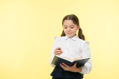 mutlu küçük kız okul üniformalı. Akıllı kız. Çocuk günü. Online eğitim. küçük kız çocuğu. özel öğretim. Okula dönüş. Çocukluk mutluluk. Öğrenci hayattan zevk