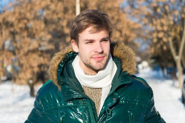 adam kış tatil günlerinde. Tatil ve seyahat. Adam. Dışarısı soğuk. Karda orman. Temiz hava. Karlı havalarda. Trendy kışlık mont. Kış modası. Sıcak giysiler. Güzel kış