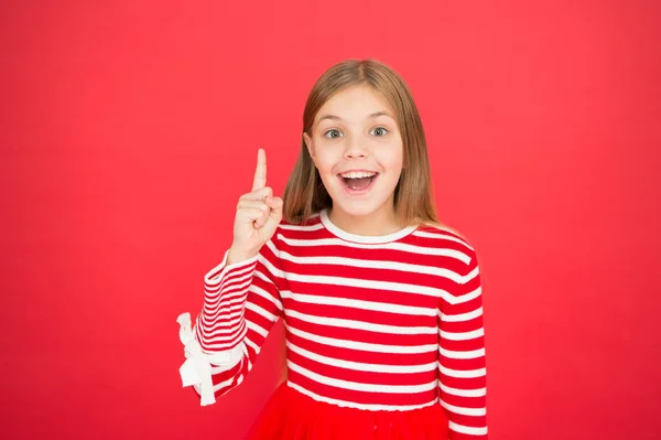 Kinderglück. kleines Mädchen Kind. Schulbildung. Familie und Liebe. Kindertag. gute Elternschaft. Kinderbetreuung. glückliches kleines Mädchen auf rotem Hintergrund. ich habe eine gute Idee. Freude pur — Stockfoto