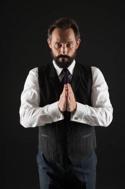 Bak, siluet iyi bak. Yaşına göre giyinmeyi. Şıklığı ve erkek tarzı. Şık tarzı. Adam adam beyaz gömlek ve klasik yelek kıyafet sakallı. Resmi kıyafeti. Şık kıyafet olgun adam