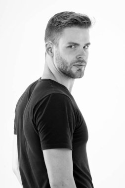 Adam ciddi sakallı tıraşsız adam beyaz izole mükemmel saç modeli. Saç modeli daha iyi yapmak için basit kesmek. Doğru ürünü styling saç kullanın. Düzenli saç modeli ile kendinden emin. Kuaför saç ipuçları