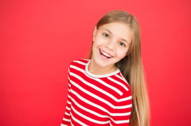 İyi ebeveynlik. Çocuk Bakımı. küçük kız çocuğu. Okul eğitimi. Aile ve aşk. Çocuk günü. kırmızı bir arka plan üzerinde mutlu küçük kız. Çocukluk mutluluk. kopya alanı. Güzel selfie.