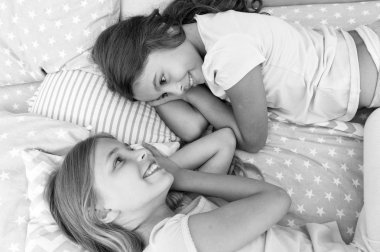 Kız çocuk şirin yastıklar üstten görünüm ile yatakta yatıyordu. Pijama partisi konsepti. Kızlar eğleniyor. Kız gibi sırları dürüst ve samimi. Arkadaşlar güven ve rahat hissediyorum. Sonsuza kadar en iyi arkadaş