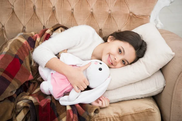 Happy little girl sleep in bed. Childhood happiness. Good night. small girl child. Sweet dreams. family and love. childrens day. Good morning. Child care. Great present — Stock Photo, Image