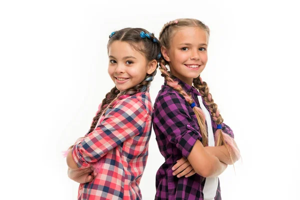 Irmãzinhas felizes. Beleza e moda. moda de criança pequena. Felicidade infantil. Amizade e irmandade. Dia das crianças. De volta à escola. crianças menina pequena com cabelo perfeito. Pronto para estudar — Fotografia de Stock